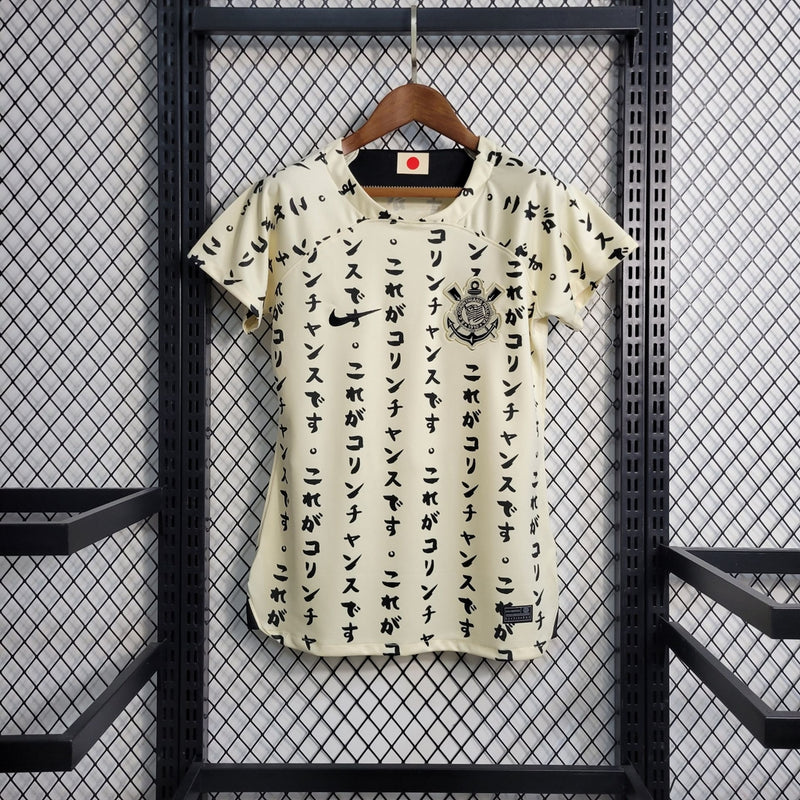 Camisa Corinthians 2022/23 edição especial feminina Nike bege - modelo torcedora com escudo do Corinthians em destaque e design exclusivo para mulheres