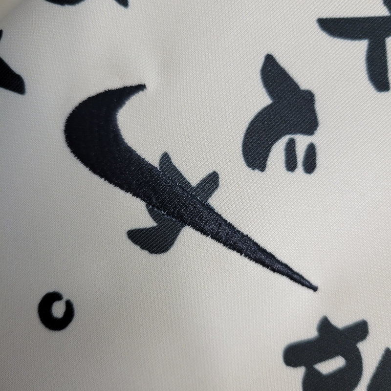 Camisa Corinthians 2022/23 edição especial feminina Nike bege - modelo torcedora com escudo do Corinthians em destaque e design exclusivo para mulheres