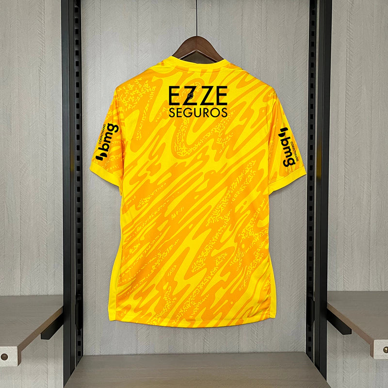 Camisa Corinthians goleiro 2024/35 Nike torcedor masculina amarela com patrocínios e escudo do Corinthians estampado no peito.
