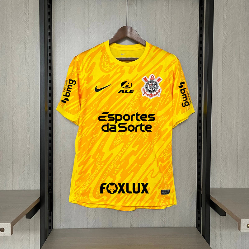 Camisa Corinthians goleiro 2024/35 Nike torcedor masculina amarela com patrocínios e escudo do Corinthians estampado no peito.