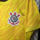 Detalhe do escudo bordado Corinthians na camisa de goleiro 2024 Nike
