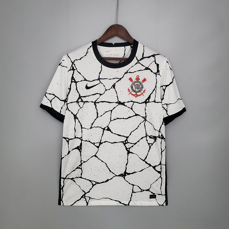 Camisa Corinthians Home I 2021/22 Nike Torcedor Masculina na cor branca com detalhes pretos e escudo bordado no peito, ideal para torcedores do timão 