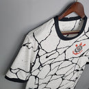 Camisa Corinthians Home I 2021/22 Nike Torcedor Masculina na cor branca com detalhes pretos e escudo bordado no peito, ideal para torcedores do timão 