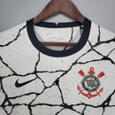 Camisa Corinthians Home I 2021/22 Nike Torcedor Masculina na cor branca com detalhes pretos e escudo bordado no peito, ideal para torcedores do timão 