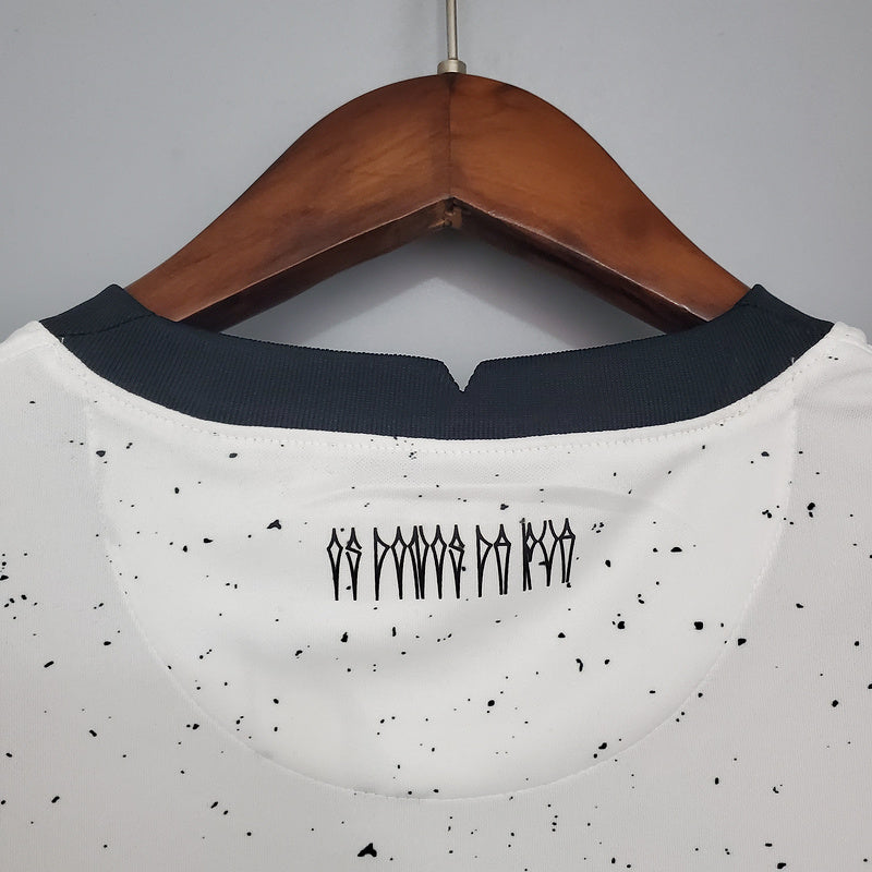 Camisa Corinthians Home I 2021/22 Nike Torcedor Masculina na cor branca com detalhes pretos e escudo bordado no peito, ideal para torcedores do timão 