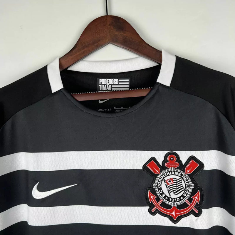 Camisa Corinthians Retrô Away 2015/16 Nike Torcedor Masculina nas cores preta e branca, com escudo bordado e listras verticais 