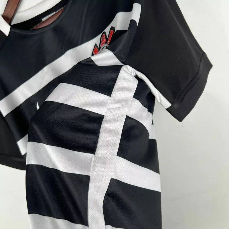 Camisa Corinthians Retrô Away 2015/16 Nike Torcedor Masculina nas cores preta e branca, com escudo bordado e listras verticais 