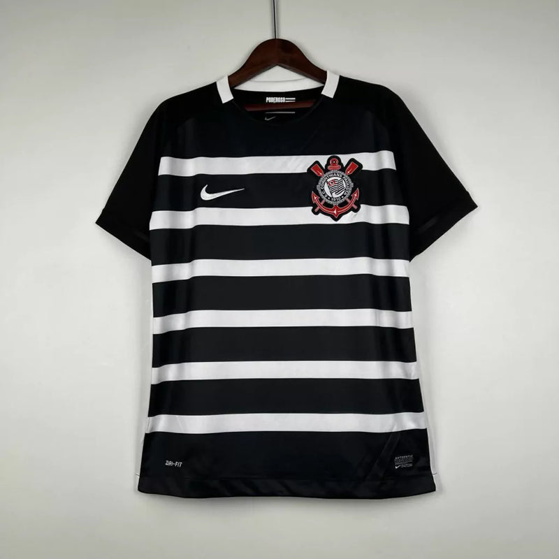 Camisa Corinthians Retrô Away 2015/16 Nike Torcedor Masculina nas cores preta e branca, com escudo bordado e listras verticais 