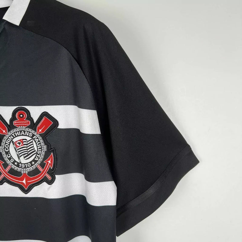 Camisa Corinthians Retrô Away 2015/16 Nike Torcedor Masculina nas cores preta e branca, com escudo bordado e listras verticais 