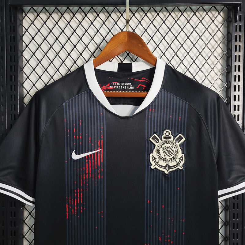 Camisa Corinthians edição especial sangue corintiano 2023/24 Nike na cor vermelha modelo torcedor masculino com escudo bordado e tecnologia DRI-FIT