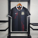 Camisa Corinthians edição especial sangue corintiano 2023/24 Nike na cor vermelha modelo torcedor masculino com escudo bordado e tecnologia DRI-FIT