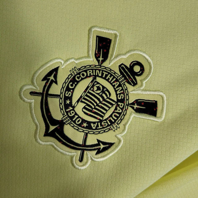 Compre a camisa Corinthians third 2023/24 Nike Torcedora feminina amarela com escudo bordado e design ideal para torcedoras do timão