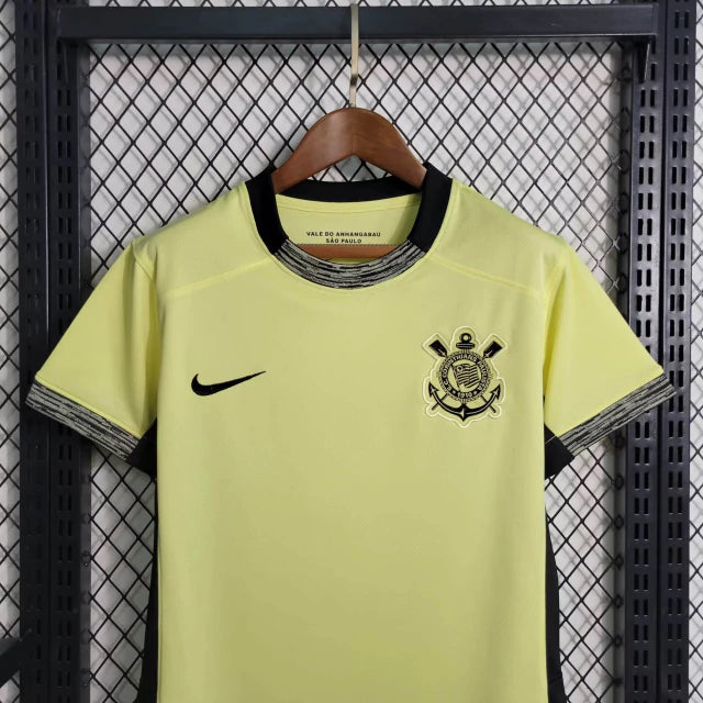 Compre a camisa Corinthians third 2023/24 Nike Torcedora feminina amarela com escudo bordado e design ideal para torcedoras do timão