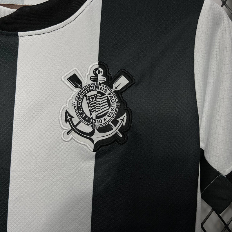 Camisa Corinthians third 2024/25 Nike feminina branca com detalhes pretos, modelo torcedora com escudo do Corinthians estampado no peito