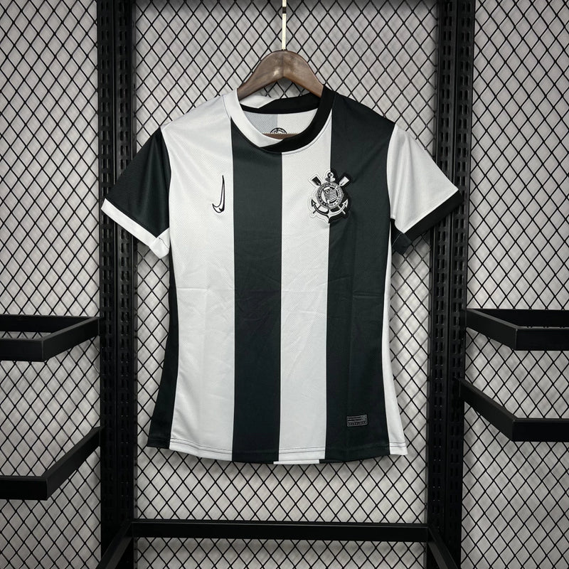 Camisa Corinthians third 2024/25 Nike feminina branca com detalhes pretos, modelo torcedora com escudo do Corinthians estampado no peito