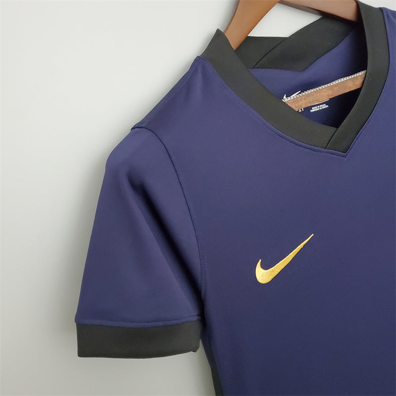Camisa Corinthians third III 2021/22 Nike feminina roxa com escudo bordado e tecnologia Dri-Fit, modelo exclusivo para torcedoras do timão 