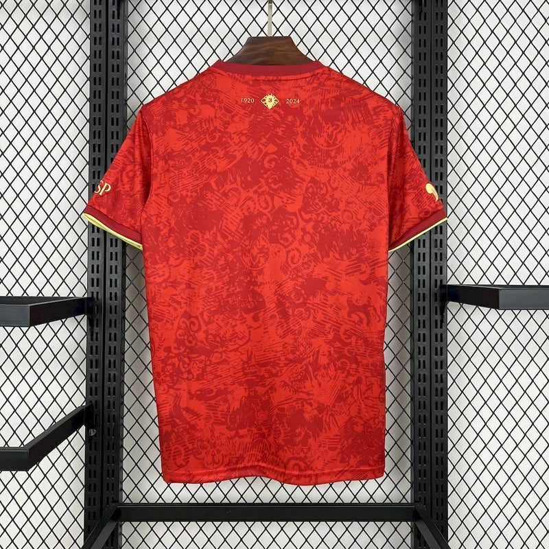 Imagem da camisa Espanha Los tiros 2025 comma football torcedor masculina modelo vermelho com detalhes dourados escudo bordado e design inspirado na seleção espanhola 
