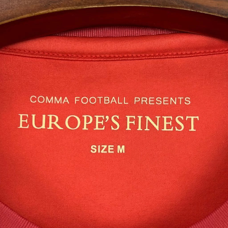 Imagem da camisa Espanha Los tiros 2025 comma football torcedor masculina modelo vermelho com detalhes dourados escudo bordado e design inspirado na seleção espanhola 