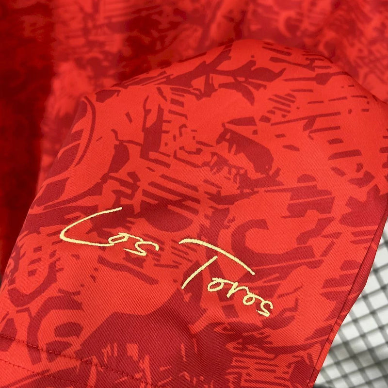 Imagem da camisa Espanha Los tiros 2025 comma football torcedor masculina modelo vermelho com detalhes dourados escudo bordado e design inspirado na seleção espanhola 