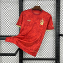 Imagem da camisa Espanha Los tiros 2025 comma football torcedor masculina modelo vermelho com detalhes dourados escudo bordado e design inspirado na seleção espanhola 