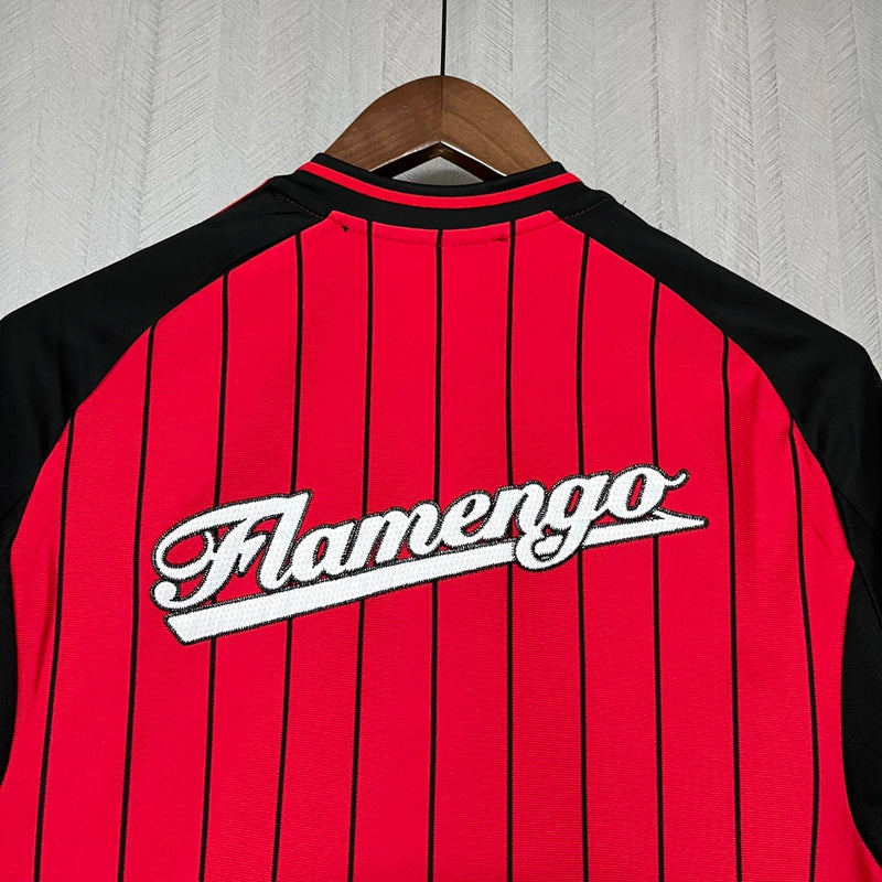 Camisa Flamengo Baseball 2025/2026 Adidas Torcedor Masculina nas cores vermelho e preto, com listras verticais, escudo do Flamengo bordado e design inspirado no estilo retrô de baseball.