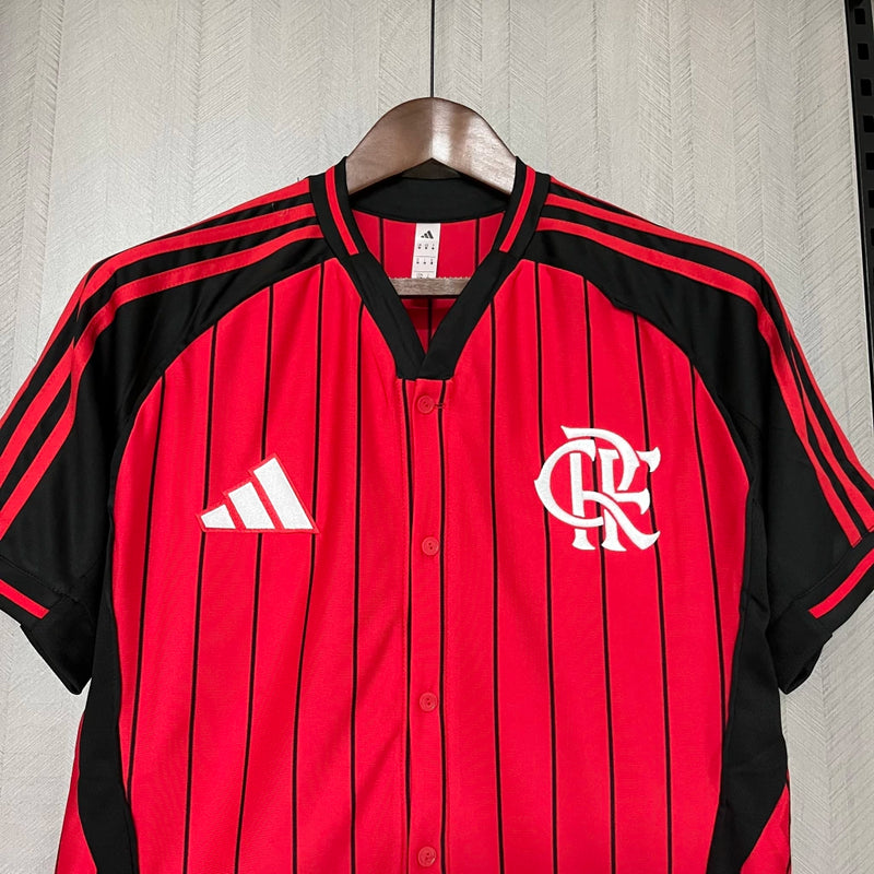 Camisa Flamengo Baseball 2025/2026 Adidas Torcedor Masculina nas cores vermelho e preto, com listras verticais, escudo do Flamengo bordado e design inspirado no estilo retrô de baseball.