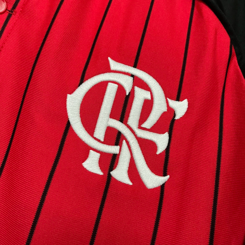 Camisa Flamengo Baseball 2025/2026 Adidas Torcedor Masculina nas cores vermelho e preto, com listras verticais, escudo do Flamengo bordado e design inspirado no estilo retrô de baseball.