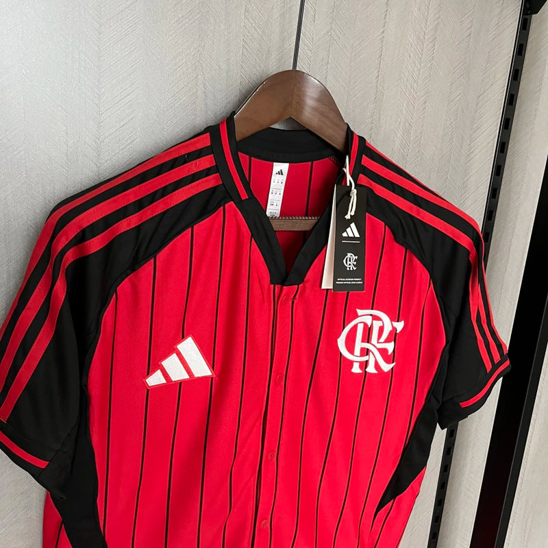Camisa Flamengo Baseball 2025/2026 Adidas Torcedor Masculina nas cores vermelho e preto, com listras verticais, escudo do Flamengo bordado e design inspirado no estilo retrô de baseball.
