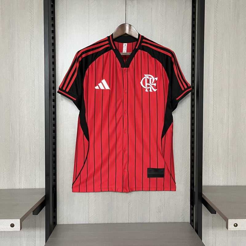 Camisa Flamengo Baseball 2025/2026 Adidas Torcedor Masculina nas cores vermelho e preto, com listras verticais, escudo do Flamengo bordado e design inspirado no estilo retrô de baseball.