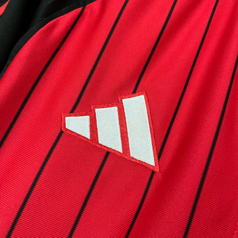 Camisa Flamengo Baseball 2025/2026 Adidas Torcedor Masculina nas cores vermelho e preto, com listras verticais, escudo do Flamengo bordado e design inspirado no estilo retrô de baseball.