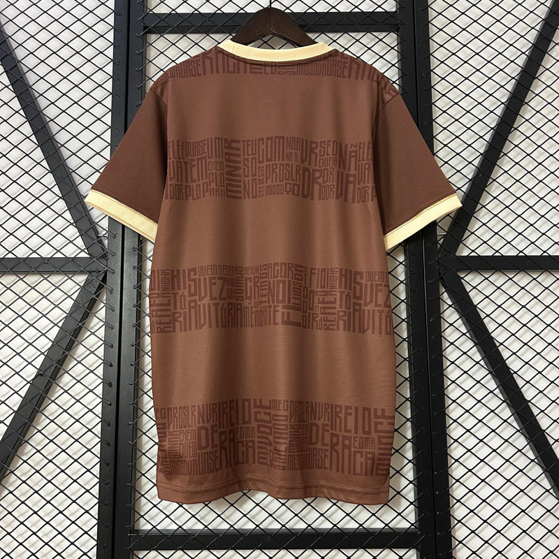Camisa Flamengo "Edição Consciência Negra" 2024/25 Torcedor Masculina marrom com escudo bordado e detalhes rubro-negros