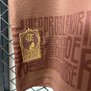 Camisa Flamengo "Edição Consciência Negra" 2024/25 Torcedor Masculina marrom com escudo bordado e detalhes rubro-negros