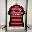 Camisa Flamengo Home 2025/26 Adidas Torcedor Masculina vermelha e preta com patrocínios, tecnologia AEROREADY e modelagem confortável.