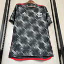 Camisa Flamengo Third III 2024/25 Adidas Torcedor Masculina cinza, terceira camisa do Mengão com design moderno, detalhes rubro-negros e tecido leve AEROREADY.