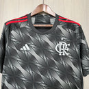 Camisa Flamengo Third III 2024/25 Adidas Torcedor Masculina cinza, terceira camisa do Mengão com design moderno, detalhes rubro-negros e tecido leve AEROREADY.