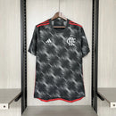 Camisa Flamengo Third III 2024/25 Adidas Torcedor Masculina cinza, terceira camisa do Mengão com design moderno, detalhes rubro-negros e tecido leve AEROREADY.