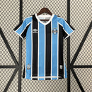 Camisa Grêmio Home 2024/25 Torcedora Feminina, listras azul, preto e branco, escudo bordado, modelo confortável e moderno