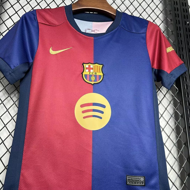 Kit Infantil Barcelona Home (1) 2024/25 Nike – uniforme azul e grená com camisa e short, tecido leve e respirável com tecnologia Dri-FIT, ideal para crianças de 3 a 13 anos torcerem e jogarem com conforto."
