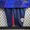 Kit Infantil Croácia Away 2024/25 Nike – camisa azul escura com detalhes vermelhos e shorts combinando, uniforme oficial infantil da seleção croata, leve e confortável para crianças de 3 a 13 anos.