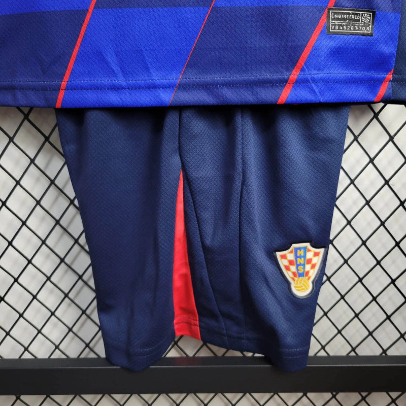 Kit Infantil Croácia Away 2024/25 Nike – camisa azul escura com detalhes vermelhos e shorts combinando, uniforme oficial infantil da seleção croata, leve e confortável para crianças de 3 a 13 anos.