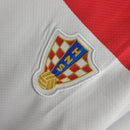 Kit Infantil Croácia Home (1) 2024/25 Nike – uniforme vermelho e branco quadriculado com camisa e shorts, tecido leve e confortável para crianças apaixonadas por futebol."