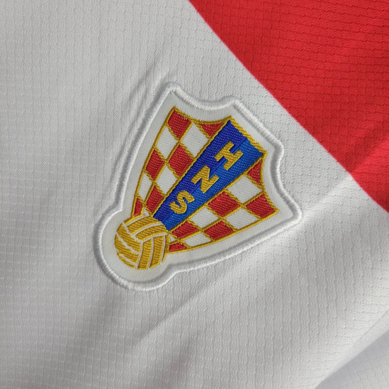 Kit Infantil Croácia Home (1) 2024/25 Nike – uniforme vermelho e branco quadriculado com camisa e shorts, tecido leve e confortável para crianças apaixonadas por futebol."
