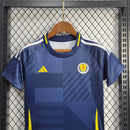 Kit Infantil Escócia 2024/25 Adidas – camisa azul royal com detalhes brancos e shorts combinando, uniforme oficial infantil da seleção escocesa, leve, respirável e confortável para crianças de 3 a 13 anos
