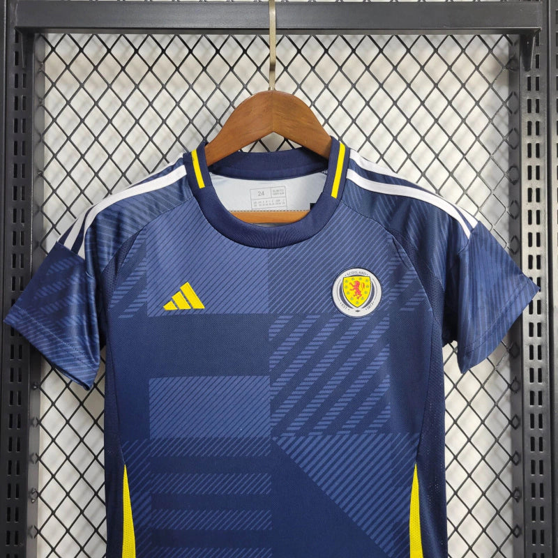 Kit Infantil Escócia 2024/25 Adidas – camisa azul royal com detalhes brancos e shorts combinando, uniforme oficial infantil da seleção escocesa, leve, respirável e confortável para crianças de 3 a 13 anos