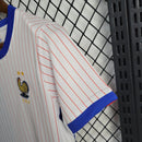 Kit Infantil França Away 2024/25 Nike – camisa azul escuro com detalhes em vermelho e branco e shorts combinando, uniforme infantil oficial da seleção francesa, leve, respirável e confortável para crianças de 3 a 13 anos."