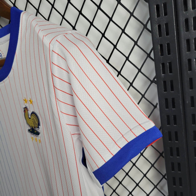 Kit Infantil França Away 2024/25 Nike – camisa azul escuro com detalhes em vermelho e branco e shorts combinando, uniforme infantil oficial da seleção francesa, leve, respirável e confortável para crianças de 3 a 13 anos."
