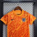 Kit Infantil Inglaterra Goleiro 2024/25 Nike na cor laranja vibrante, com camisa e shorts oficiais, escudo bordado da seleção inglesa e tecnologia Dri-FIT para máximo conforto."
