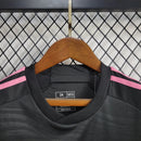 Kit Infantil Inter Miami Away 2024/25 Adidas – camisa rosa vibrante com detalhes em preto e shorts combinando, uniforme infantil oficial do Inter Miami, leve, respirável e confortável para crianças de 3 a 13 anos."