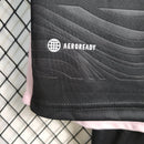 "Kit Infantil Inter Miami Away 2024/25 Adidas – camisa rosa vibrante com detalhes em preto e shorts combinando, uniforme infantil oficial do Inter Miami, leve, respirável e confortável para crianças de 3 a 13 anos."
