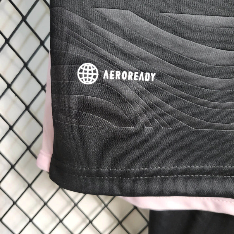 "Kit Infantil Inter Miami Away 2024/25 Adidas – camisa rosa vibrante com detalhes em preto e shorts combinando, uniforme infantil oficial do Inter Miami, leve, respirável e confortável para crianças de 3 a 13 anos."
